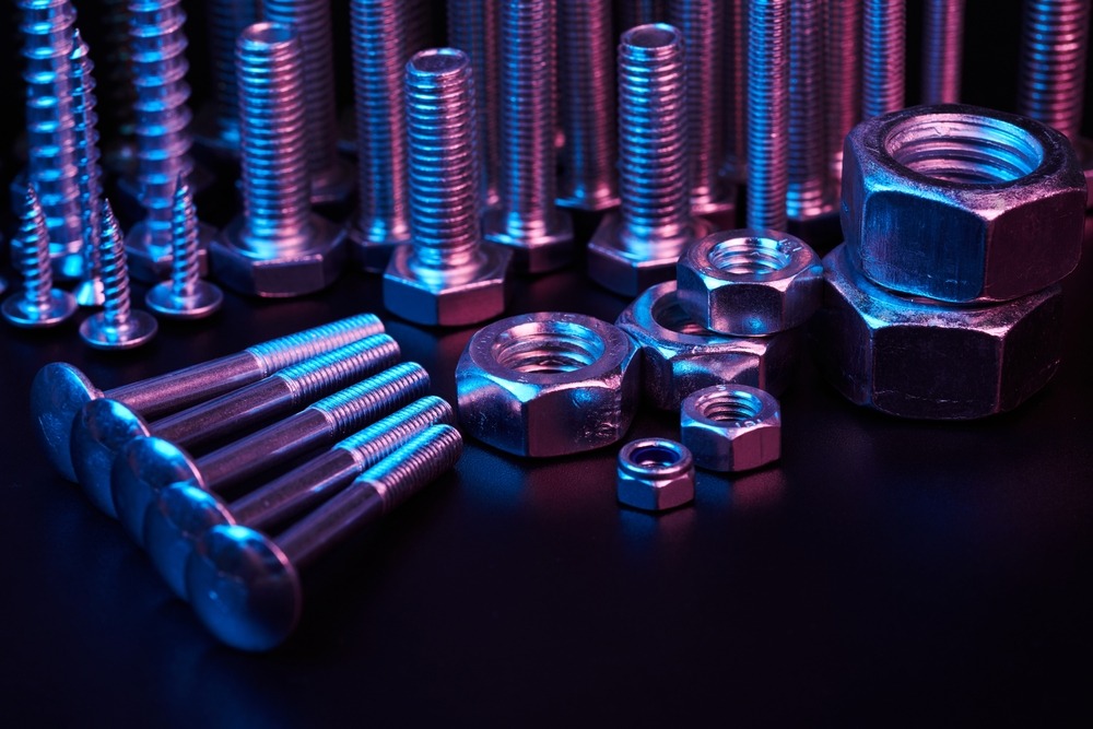 Hochwertige CNC Drehteile in moderner Beleuchtung