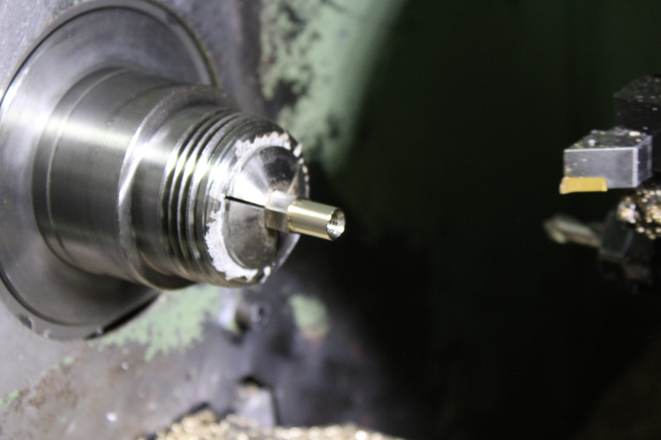 CNC Bearbeitung eines Metallwerkstücks in Nahaufnahme