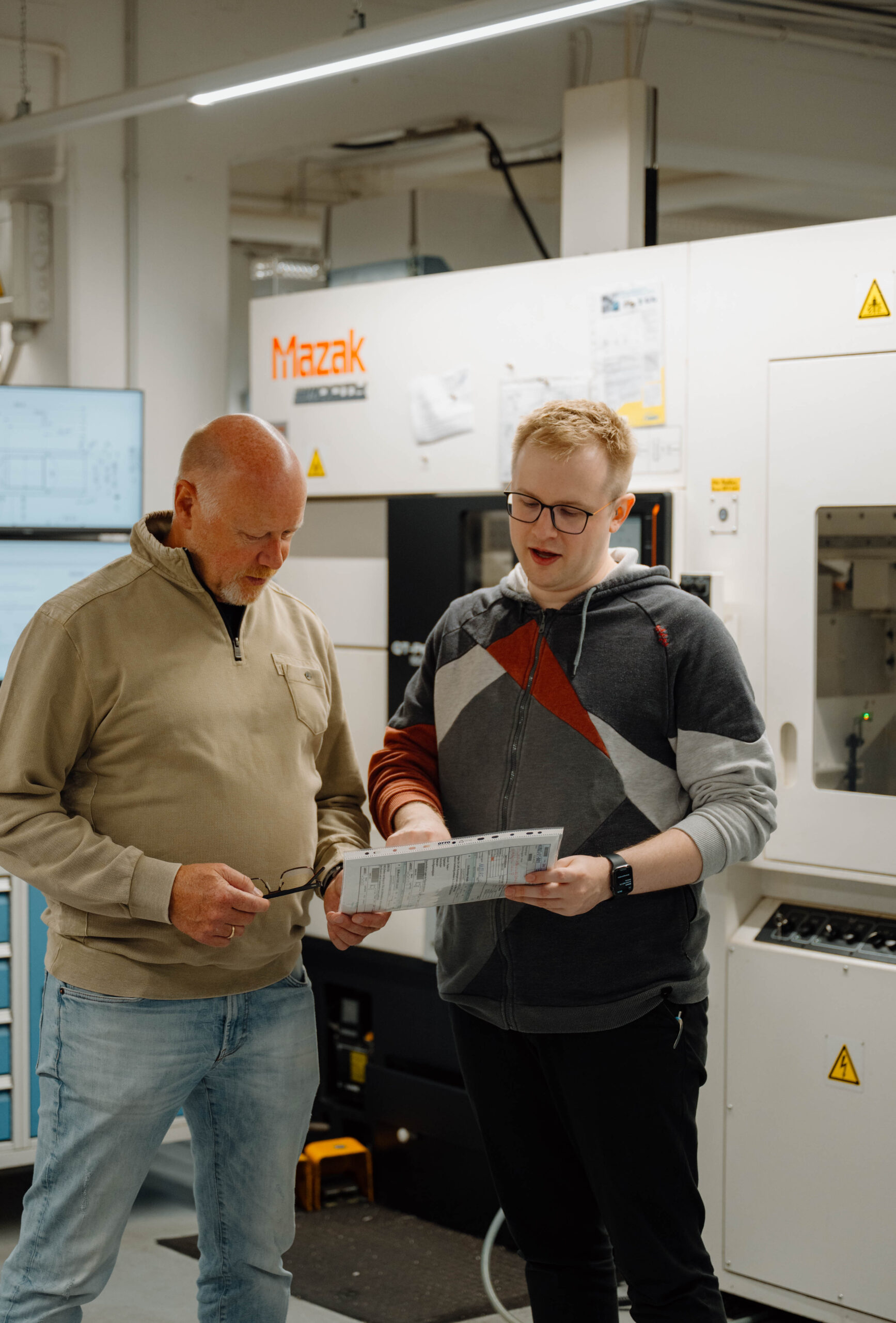 Technische Besprechung an CNC Maschine bei Mothes