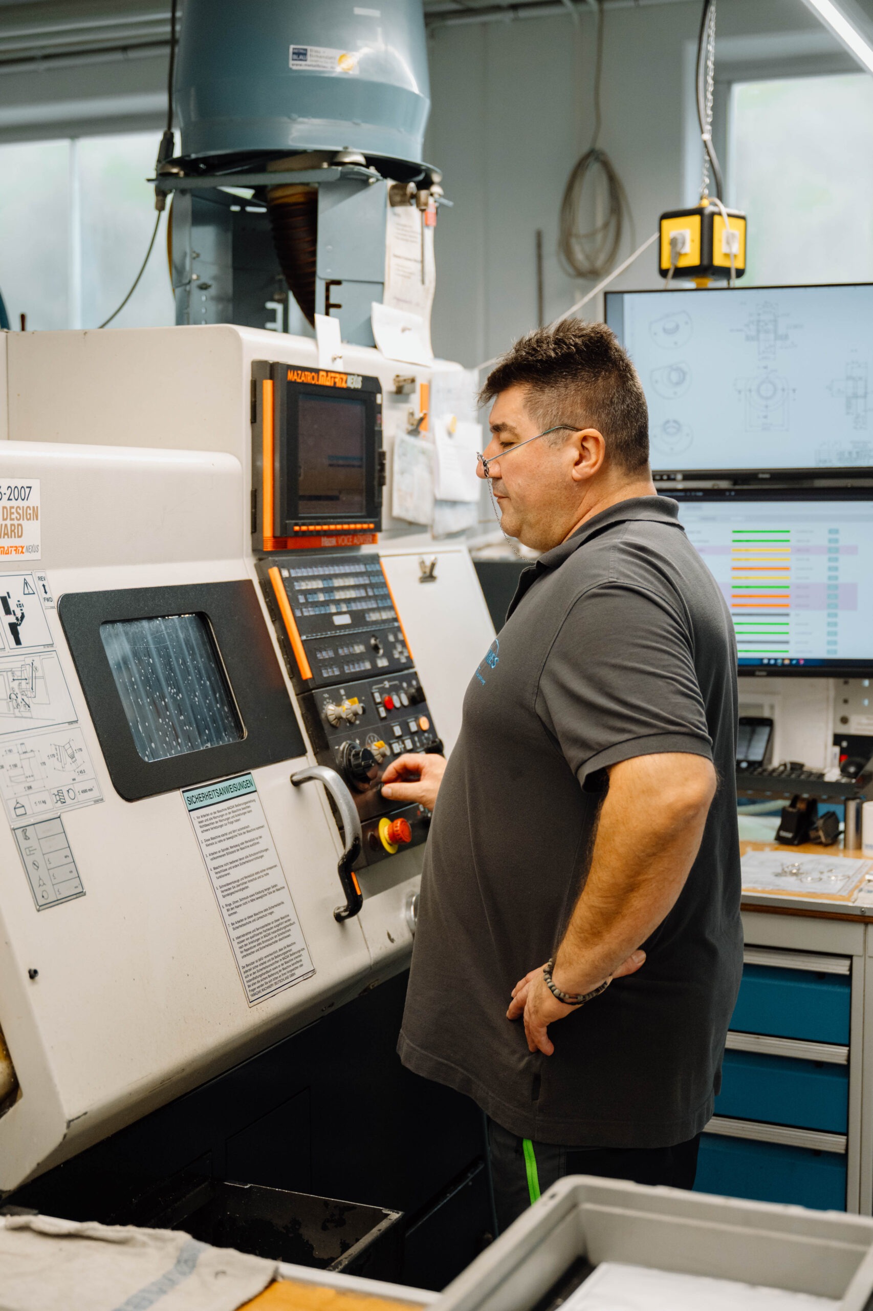 Bedienung einer CNC-Maschine bei Mothes