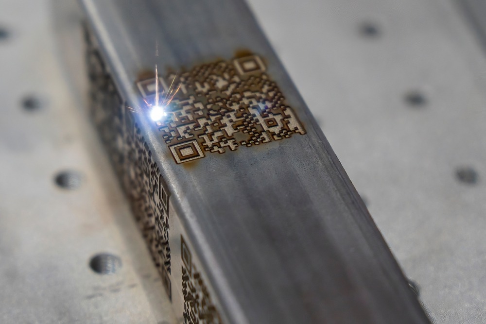 Lasermarkierung auf CNC Präzisionsbauteil
