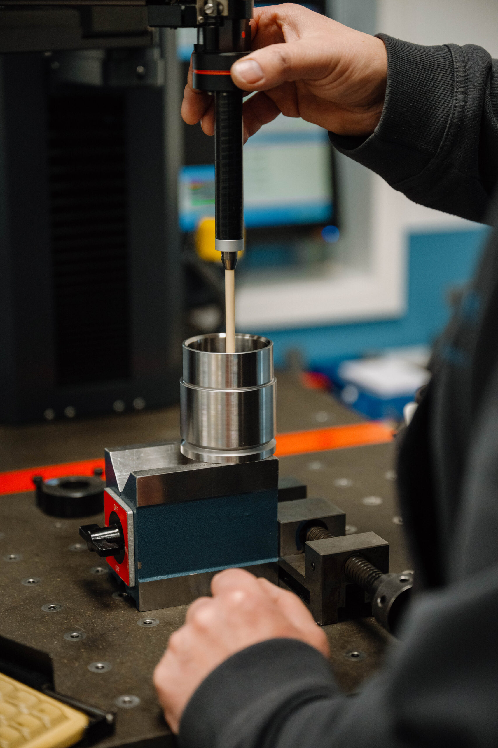 CNC-Bauteil bei der präzisen Vermessung